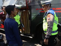 Cegah Kecelakaan, Polres Pelabuhan Tanjung Perak Gelar Ramp Check Bus Peziarah di Sunan Ampel