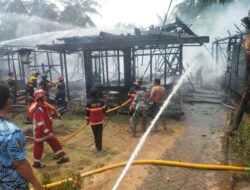Babinsa dan Warga Bersama BPK Padamkan Kebakaran Permukiman di Batu Benawa
