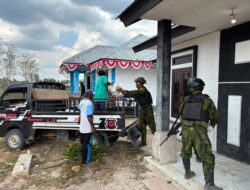 Jaga Kelancaran Penyaluran Bantuan, Pos Aroba Satgas Yonif 147/KGJ Kawal Distribusi Beras Pemerintah di Distrik Aroba