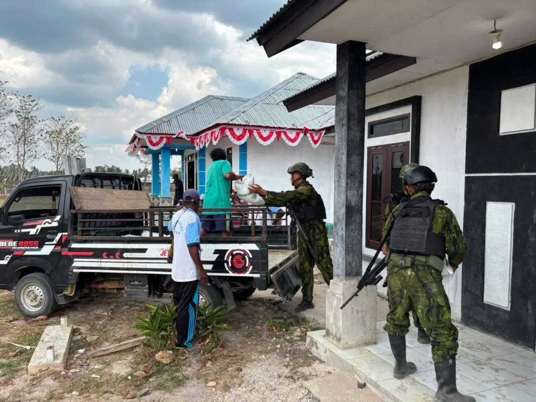 Jaga Kelancaran Penyaluran Bantuan, Pos Aroba Satgas Yonif 147/KGJ Kawal Distribusi Beras Pemerintah di Distrik Aroba