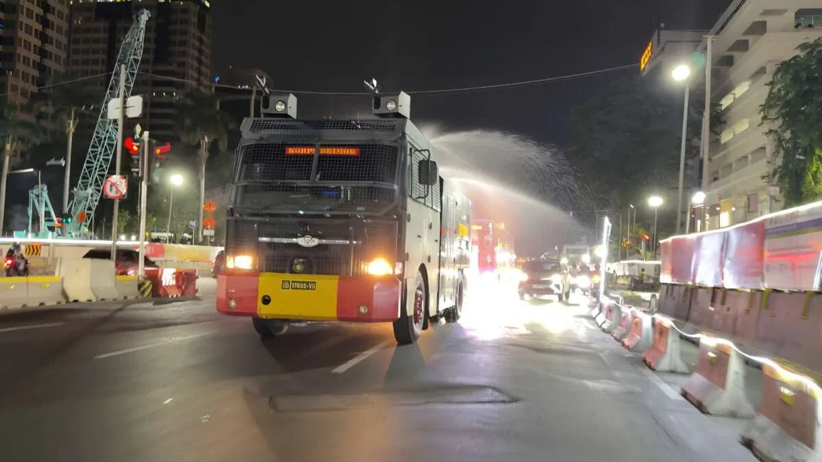 Polri Kerahkan Water Cannon dan Bagikan Masker, Layani Masyarakat Terdampak Material Erupsi Gunung Anak Krakatau