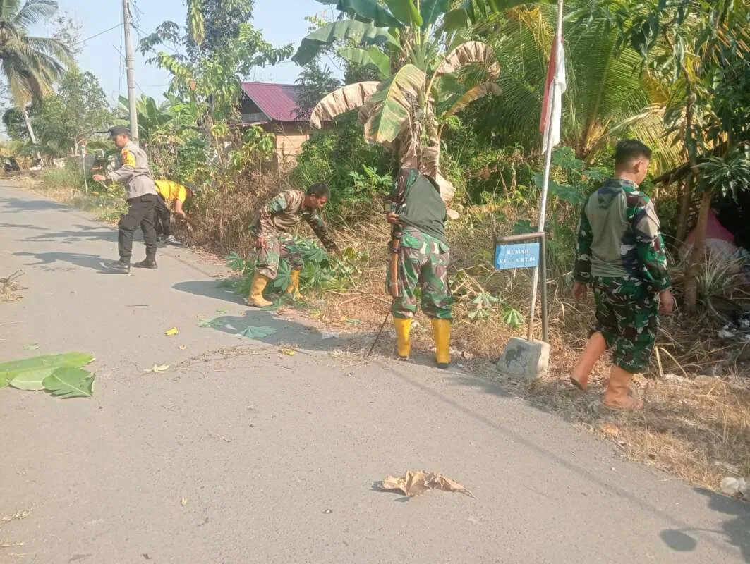 Koramil Haruyan Turun Langsung Bersama Masyarakat Bersihkan Parit Desa Panggung