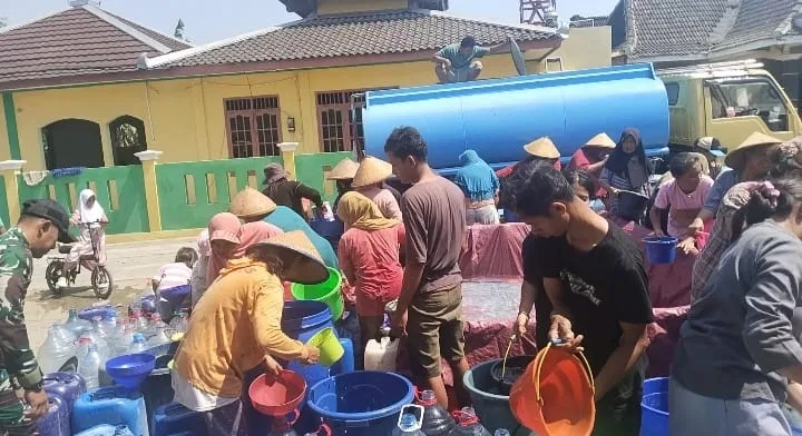 Kemarau Mencekik, 8 Tangki Air Bersih Mengalir untuk Warga Bojong