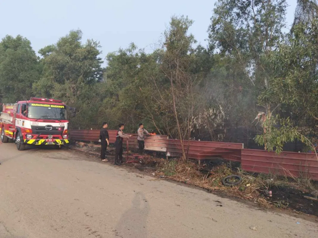 RESPON CEPAT KARHUTLA, POLDA KEPRI PADAMKAN KEBAKARAN LAHAN DI GALANG DAN NONGSA