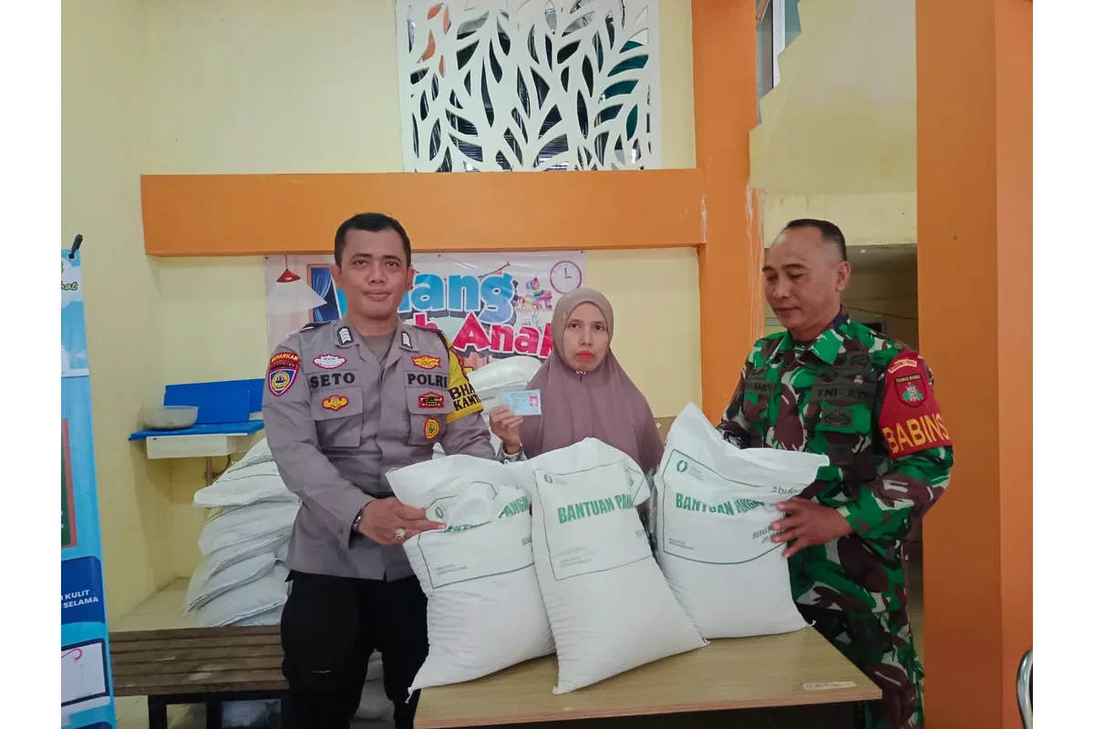 Babinsa Koramil Barabai kawal penerimaan beras bantuan pangan warga
