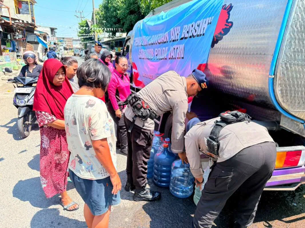 Brimob Polda Jatim Salurkan 37.000 Liter Air Bersih untuk Warga Terdampak Kemarau