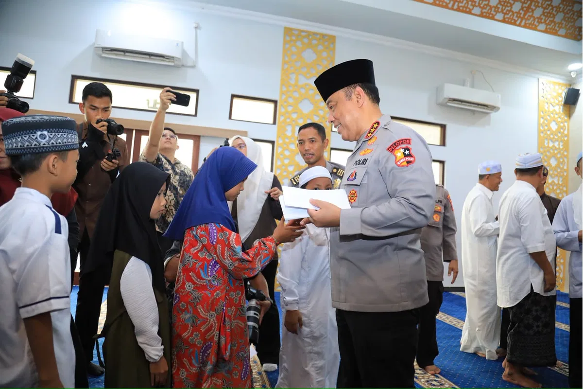 Singgah di Masjid Natabel Jannah, Wakapolri Komjen Dedi Prasetyo Berbagi Santunan dan Jumat Berkah
