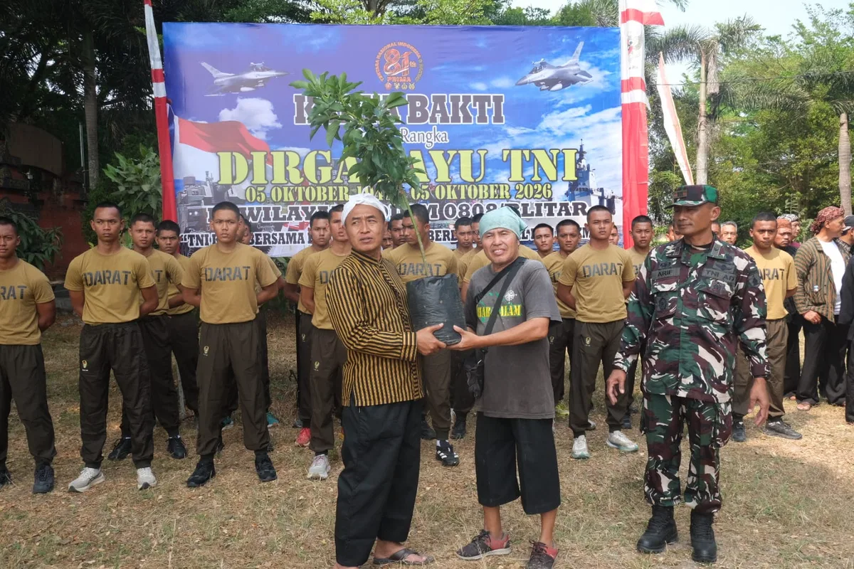 Peringati HUT TNI Ke 81, Sinergi TNI-Polri Dan Masyarakat Kota Blitar Gelar Aksi Tanam Pohon Di Bantaran Sungai Karplos