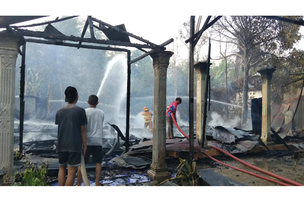 Dua Rumah Warga Lok Batu Terbakar, Babinsa Bersama Tim Gabungan Bergerak Cepat