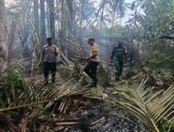 Cegah Api Merambat ke Permukiman, Babinsa, Bhabinkamtibmas dan Masyarakat Jibaku Padamkan Karhutla