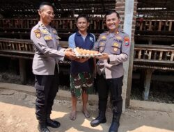 Jaga Produksi Telur, Polsek Kandat Bina Peternak Dukung Ketahanan Pangan