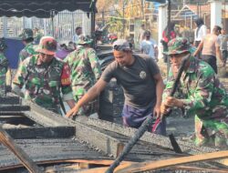 Kodim 1002/HST Turun Tangan Bersihkan Puing Sisa Kebakaran di Sungai Jaranih