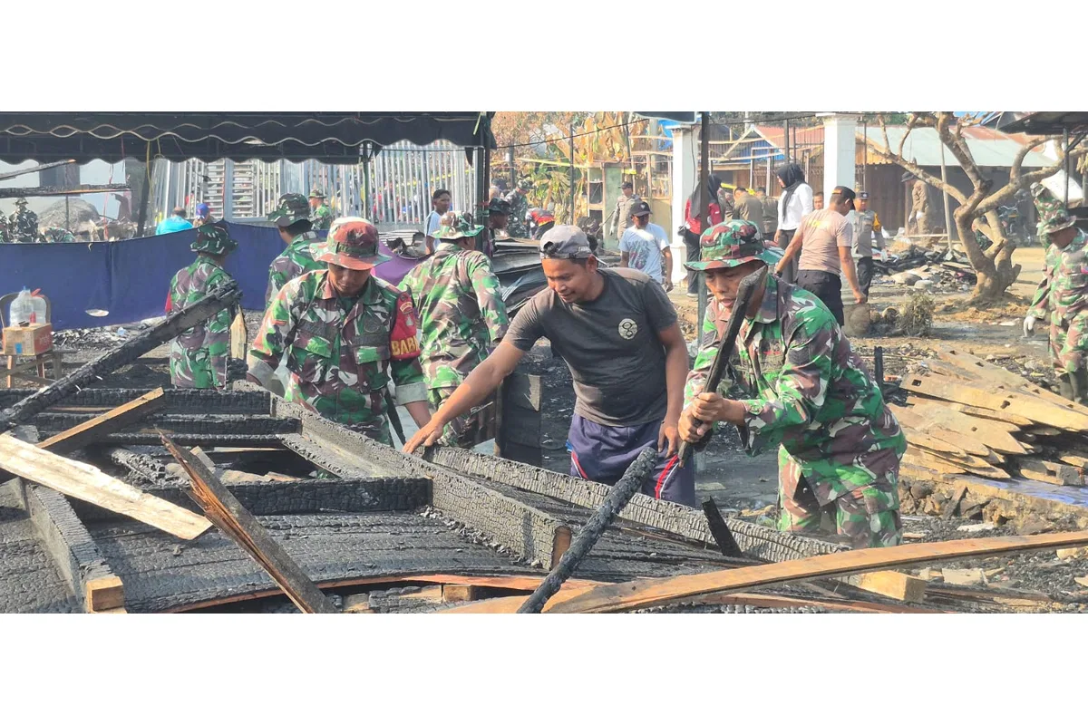 Kodim 1002/HST Turun Tangan Bersihkan Puing Sisa Kebakaran di Sungai Jaranih