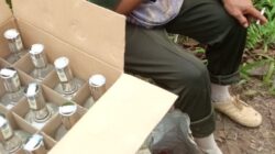 Satgas Pamtas RI-Malaysia Yonarmed 19/Bogani Gagalkan Penyelundupan 21 Botol Vodka Ilegal di Perbatasan Entikong