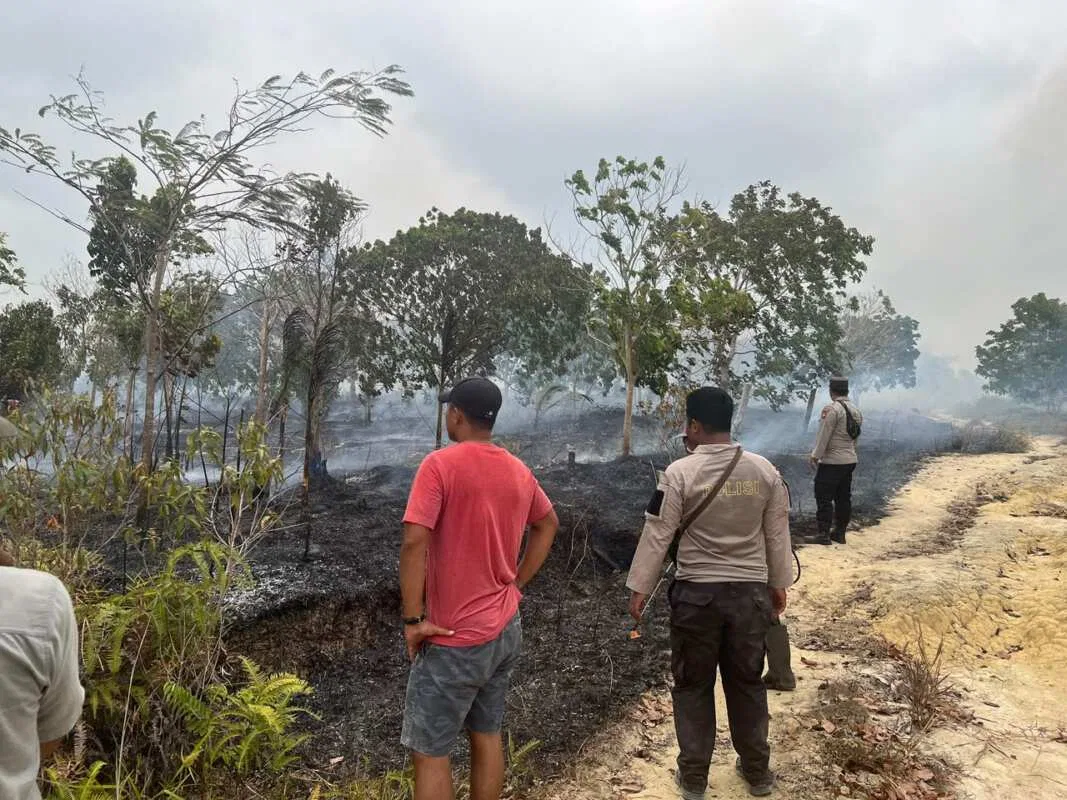 RESPON CEPAT, POLRES LINGGA BERSAMA TNI DAN INSTANSI TERKAIT PADAMKAN KEBAKARAN LAHAN 2 HEKTARE DI BATU BERDAUN