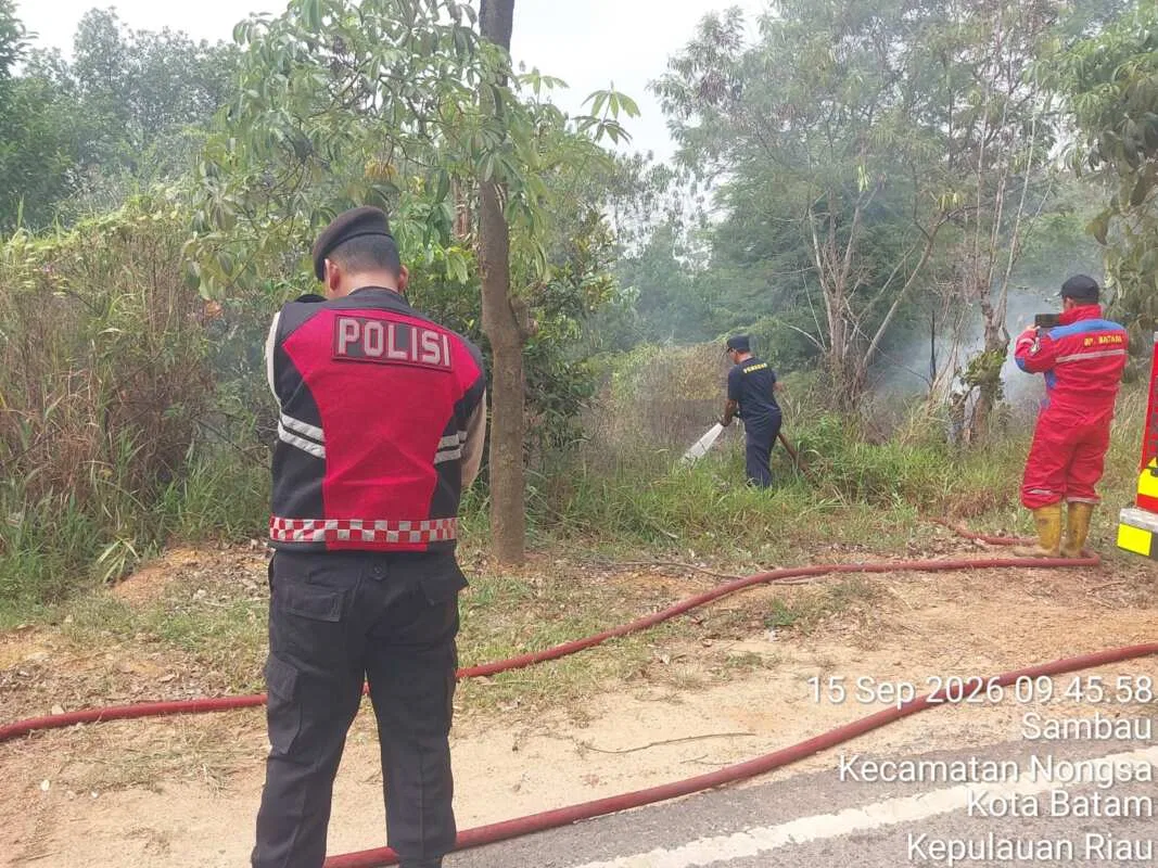 Polsek Nongsa Respon Cepat Aduan Masyarakat, Kebakaran Semak Belukar di Jalan Sambau Berhasil Dipadamkan