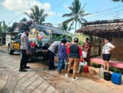Polres Trenggalek Pasok Ribuan Liter Air Bersih Pakai Mobil Patroli Modifikasi