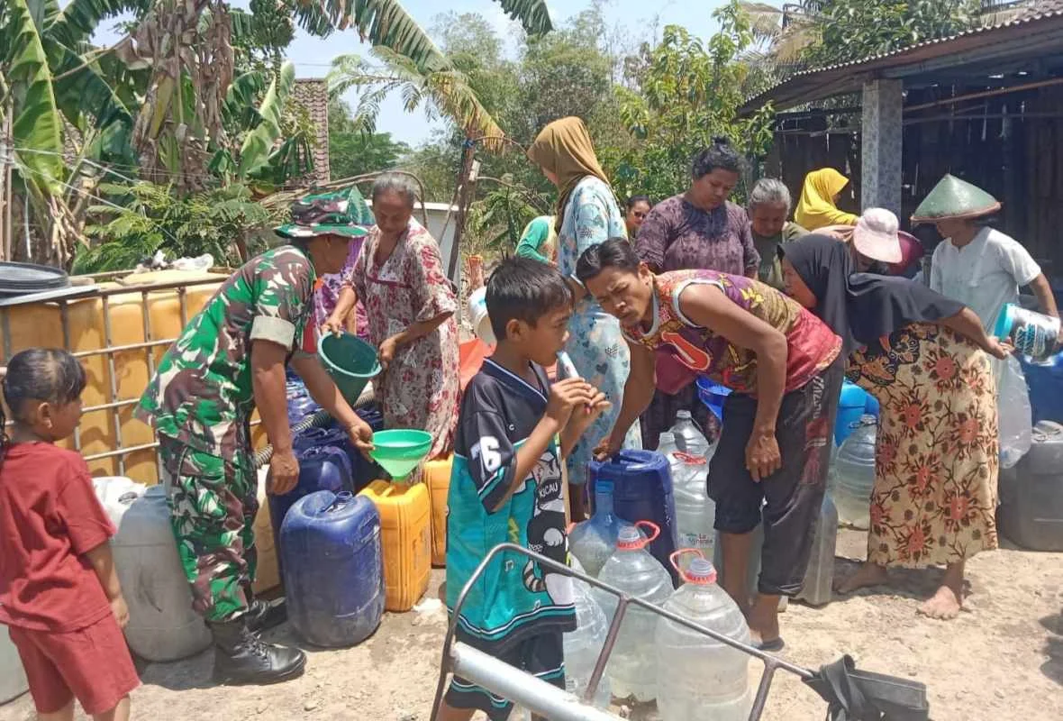 Ringankan Beban Warga Terdampak Kemarau, Kodim Bojonegoro Kembali Pasok 64.000 Liter Air Bersih ke 4 Kecamatan