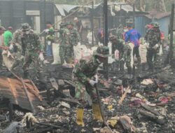 TNI dan Warga Bergotong Royong Bersihkan Puing Kebakaran di Murung Taal