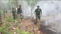 Akses Sulit, TNI dan Warga Gunakan Peralatan Sederhana Padamkan Karhutla
