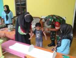 Cegah Stunting Sejak Dini, Babinsa Kelurahan Tlumpu Pendampingi Posyandu Balita