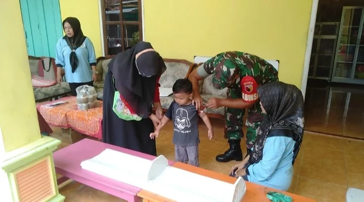 Cegah Stunting Sejak Dini, Babinsa Kelurahan Tlumpu Pendampingi Posyandu Balita