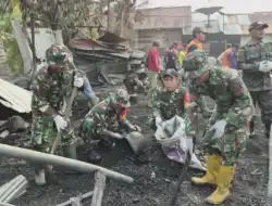 Peduli Korban Kebakaran, Kodim 1002/HST Turun Langsung Bersihkan Puing di Tabu Darat
