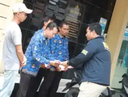 Polres Lamongan Beri Penghargaan Empat Warga yang Gagalkan Curanmor di Puskesmas Deket