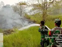 Karhutla Dekat Permukiman, Babinsa Koramil Pandawan Bersama Relawan Bergerak Cepat