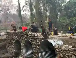 Personel Kodim 1505/Tidore Bersama Masyarakat Lanjutkan Pengerjaan Jembatan Armco di Nusa Jaya
