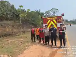 Polsek Batam Kota bersama Damkar BP Batam Sigap Tangani Kebakaran Ilalang di Lahan Kosong Barcelona Residen