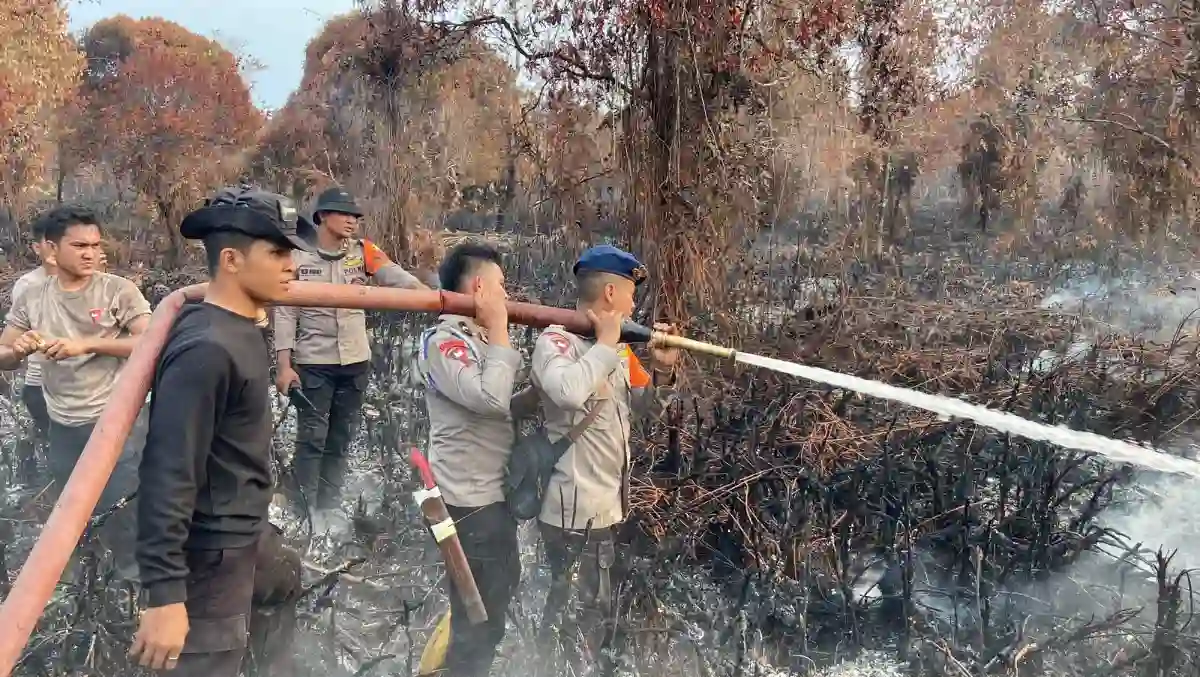 HARI KE-15, Personel Polsek Daik Bersama,Personel Brimobda Polda Kepri dan Tim Gabungan Terus Berjibaku Padamkan Karhutla Di Resun Pesisir
