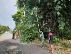 Babinsa Koramil Gandusari Bersama Warga Gotong Royong Bersihkan Lingkungan Demi Keselamatan Bersama