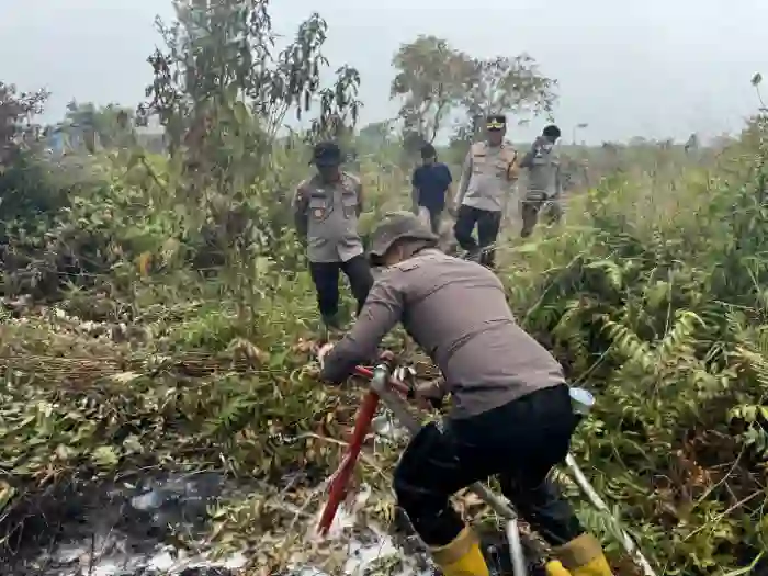 Polda Jambi Gunakan 1.400 Liter Cairan X-Fire untuk Percepat Penanganan Karhutla di Taman Nasional Berbak Polda Jambi Gunakan 1.400 Liter Cairan X-Fire untuk Percepat Penanganan Karhutla di Taman Nasional Berbak