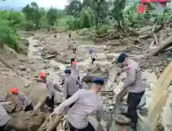 Saat Galodo Menerjang Solok, Polri Hadir Melayani: SAR Dikerahkan, Mapolres Jadi Tempat Pengungsian