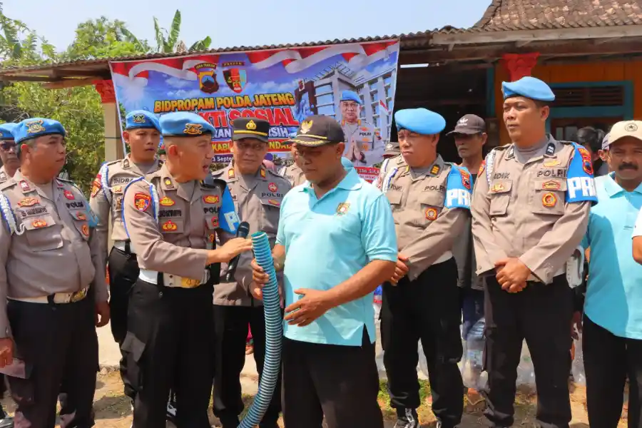 Baksos HUT Propam Polri, Polisi Distribusikan Dua Tangki Air Bersih di Desa Tejorejo Kendal Baksos HUT Propam Polri, Polisi Distribusikan Dua Tangki Air Bersih di Desa Tejorejo Kendal