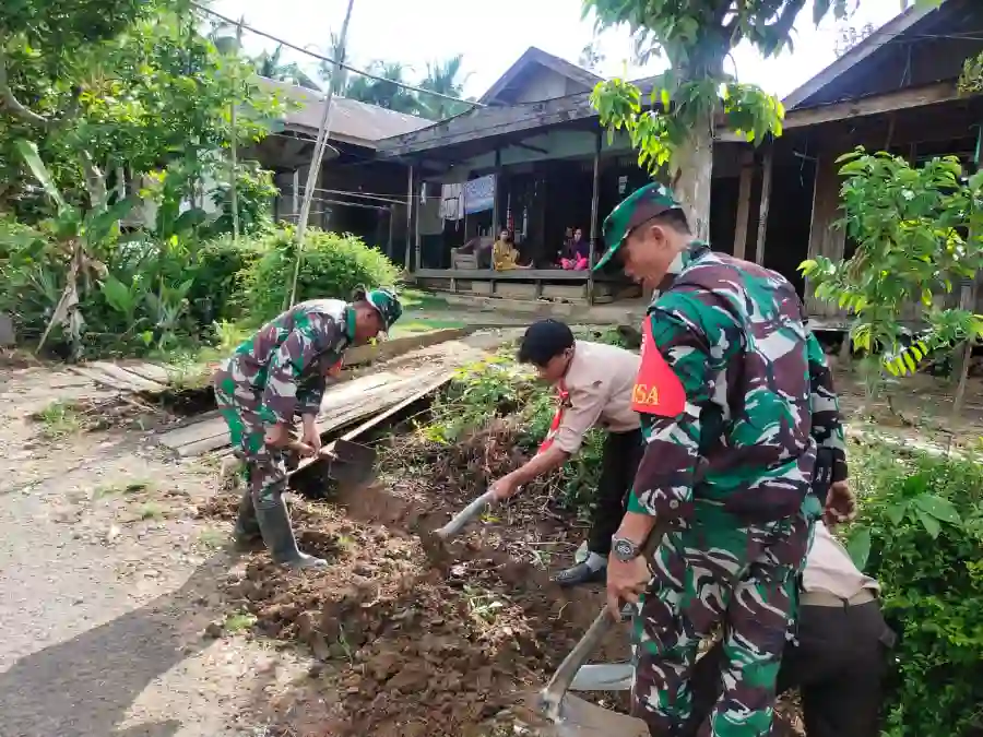 Koramil Haruyan dan Warga Gotong Royong Bersihkan Parit di Desa Haruyan Seberang Koramil Haruyan dan Warga Gotong Royong Bersihkan Parit di Desa Haruyan Seberang