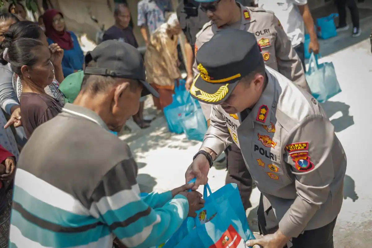 Polres Blitar Salurkan Bantuan Air Bersih dan Sembako bagi Warga Terdampak Kekeringan Polres Blitar Salurkan Bantuan Air Bersih dan Sembako bagi Warga Terdampak Kekeringan