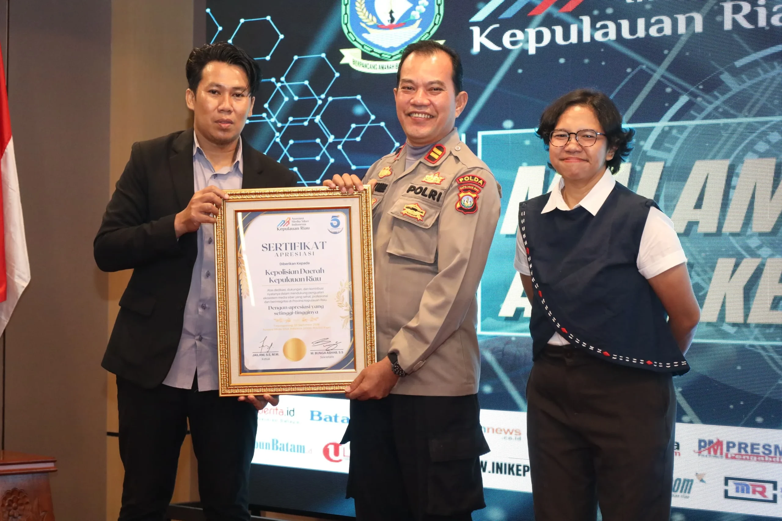 POLDA KEPRI PERKUAT SINERGI DENGAN INSAN PERS, TERIMA APRESIASI PADA HUT KE-5 AMSI KEPRI