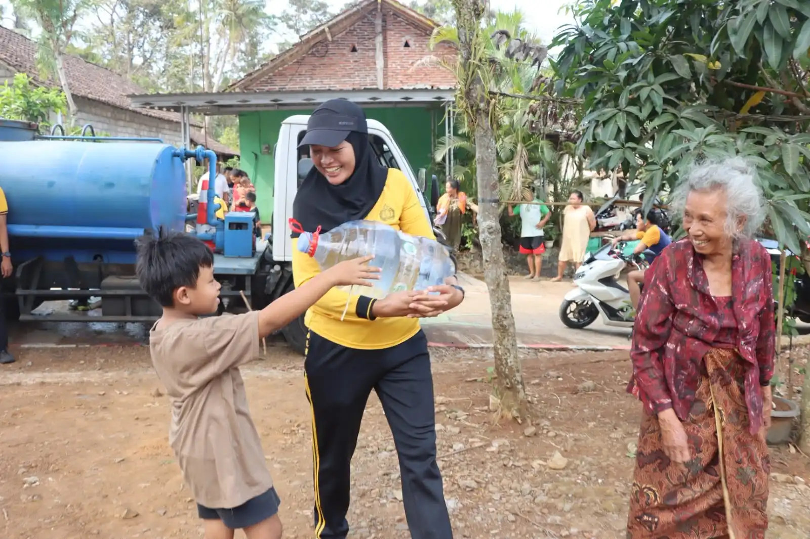 Kemarau, Polres Kendal Distribusikan 3 Tangki Air Bersih ke Warga Dusun Kalipuru Kemarau, Polres Kendal Distribusikan 3 Tangki Air Bersih ke Warga Dusun Kalipuru