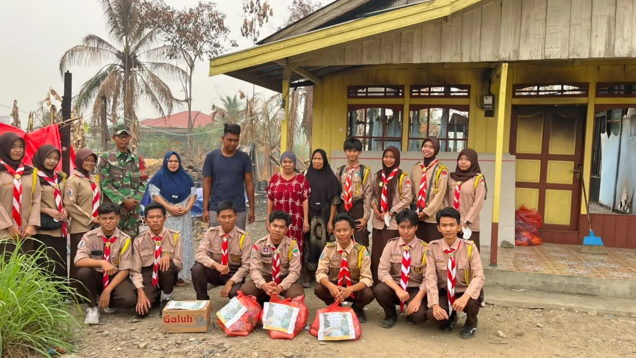 Peduli Korban Kebakaran, Saka Wira Kartika Koramil 1002-01/BAS Salurkan 32 Paket Sembako