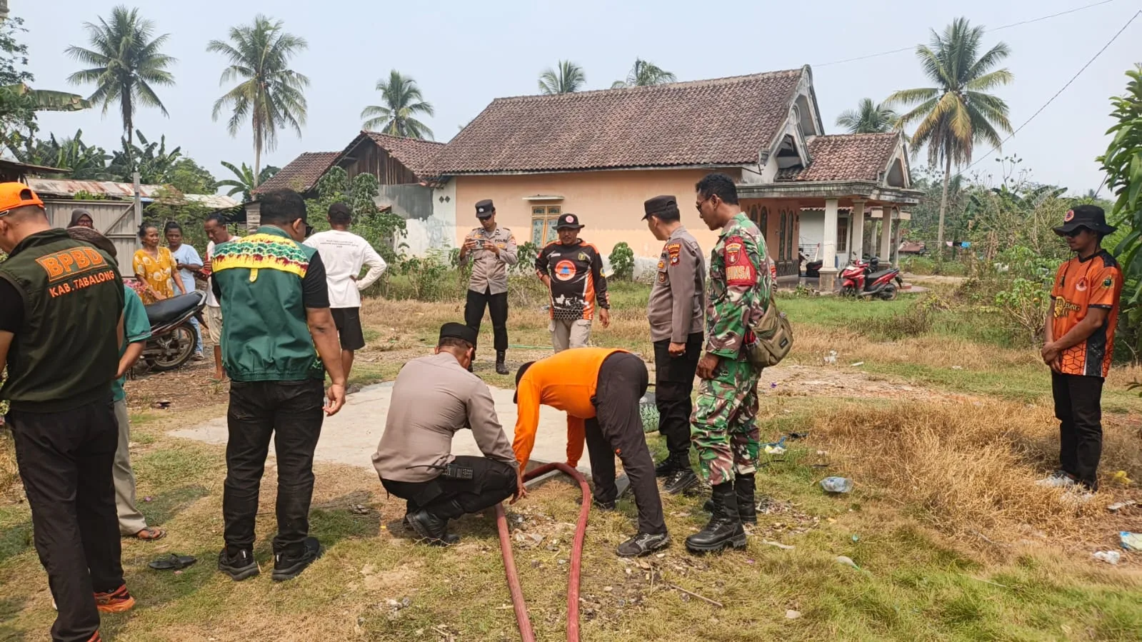 Peduli Warga Terdampak Kekeringan, Babinsa dan BPBD Salurkan Air Bersih Peduli Warga Terdampak Kekeringan, Babinsa dan BPBD Salurkan Air Bersih