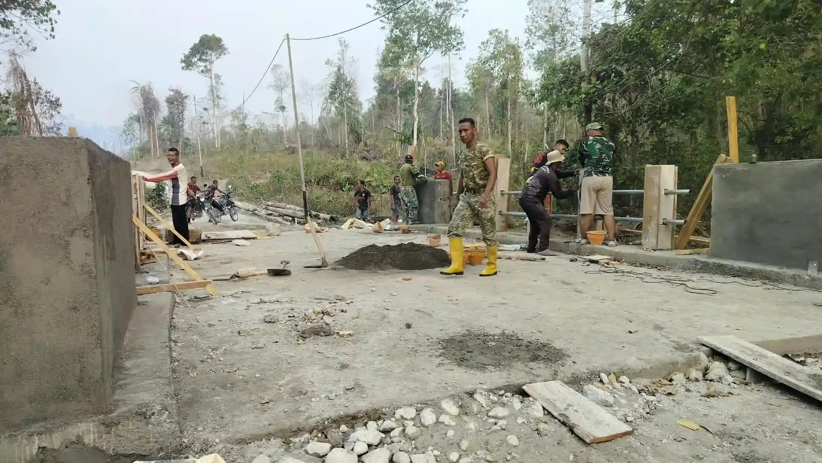 Progres Makin Terlihat, Kodim 1505/Tidore Lanjutkan Pembangunan Jembatan Armco