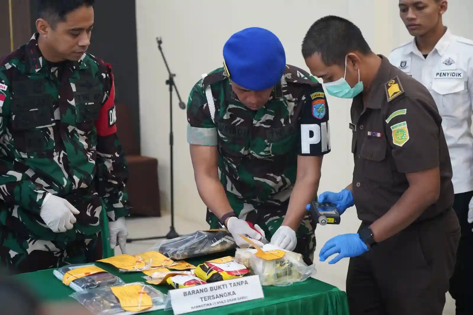 Satgas Pamtas RI-Malaysia Yonarmed 19/Bogani Serahkan 16,4 Kg Sabu ke BNNP Kalbar