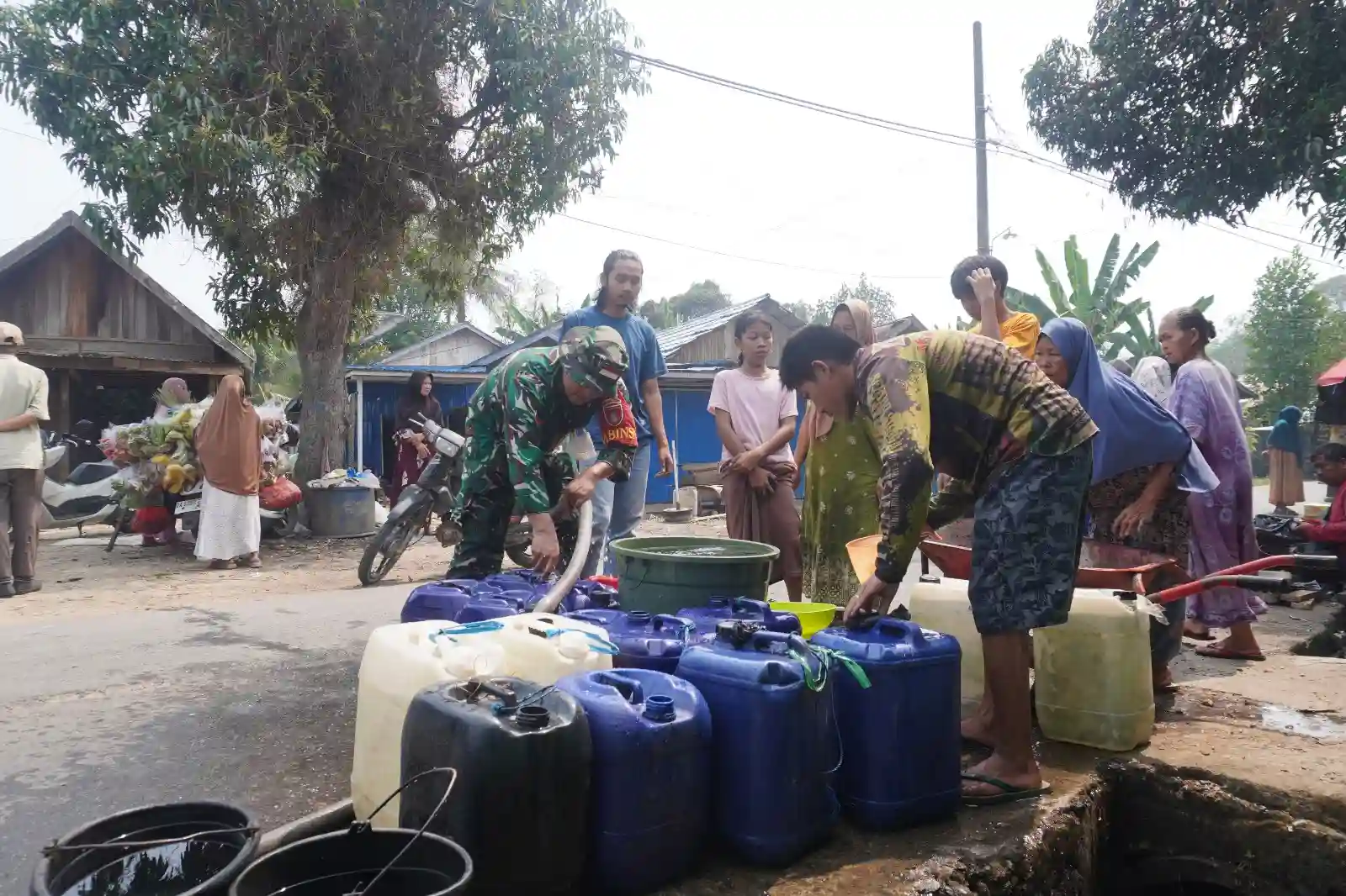 Bantu Warga Hadapi Kekeringan, Kodim 1002 Distribusikan Air Bersih