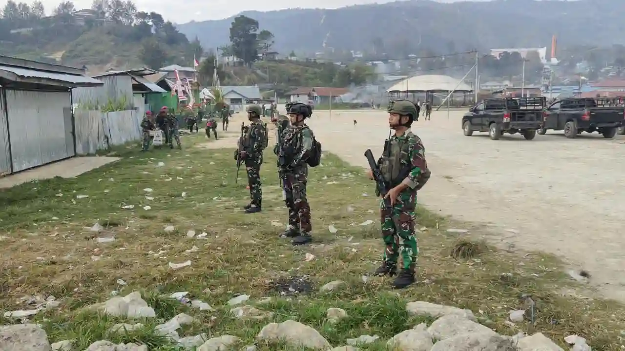 Jelang HUT TNI ke-81, Satgas Habema Yonif 2 Marinir Tuntaskan Pembersihan Fasilitas Publik Langan Karel Gobay di Hari Kedua