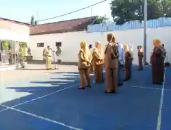 Awali Pekan dengan Upacara, Kacabdin Pendidikan Probolinggo Tekankan Ketakwaan