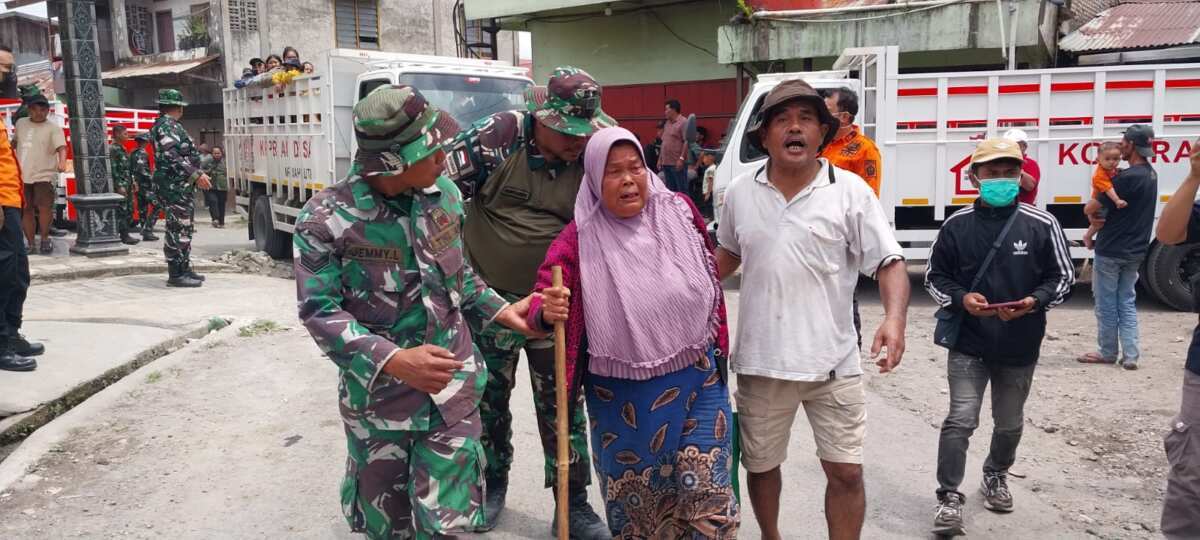 Aksi Cepat TNI Respons Meningkatnya Aktivitas Gunung Sinabung Aksi Cepat TNI Respons Meningkatnya Aktivitas Gunung Sinabung