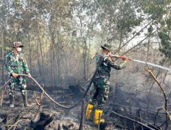 Dikepung Asap dan Bara, Satgas Darat Lanud Sjamsudin Noor Tak Beri Celah Karhutla Meluas Dekati Permukiman Warga
