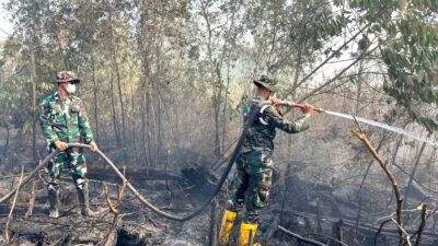 Dikepung Asap dan Bara, Satgas Darat Lanud Sjamsudin Noor Tak Beri Celah Karhutla Meluas Dekati Permukiman Warga Dikepung Asap dan Bara, Satgas Darat Lanud Sjamsudin Noor Tak Beri Celah Karhutla Meluas Dekati Permukiman Warga